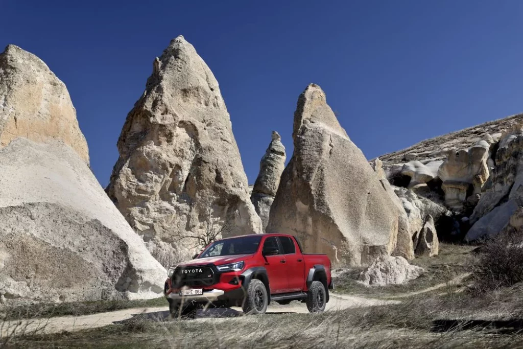 toyota hilux hybrid 48 v y gr sport ii 47 Motor16