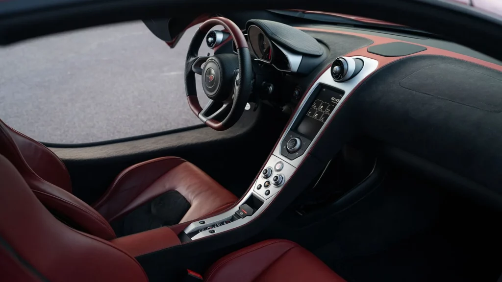 2025 McLaren MP4-12C. Hamilton. Imagen interior.