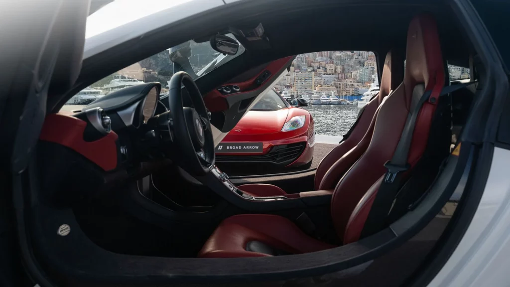 2025 McLaren MP4-12C. Button. Imagen interior.