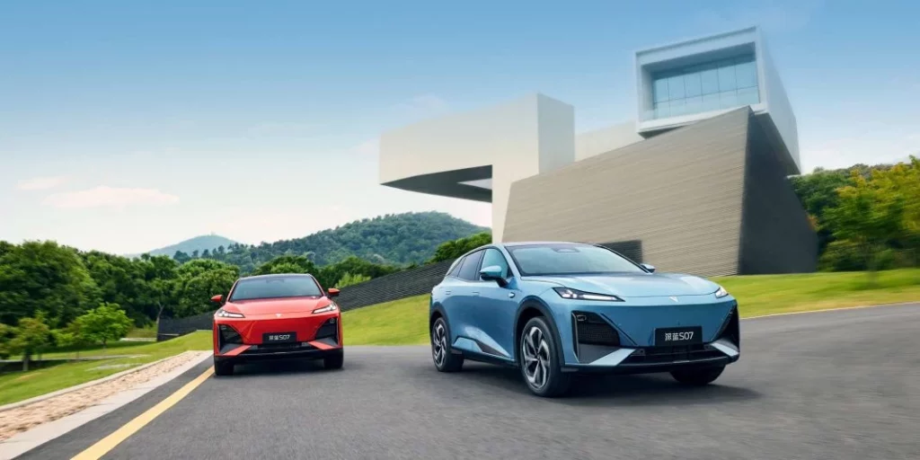 2025 Deepal S07. Mazda EZ-60. Imagen movimiento