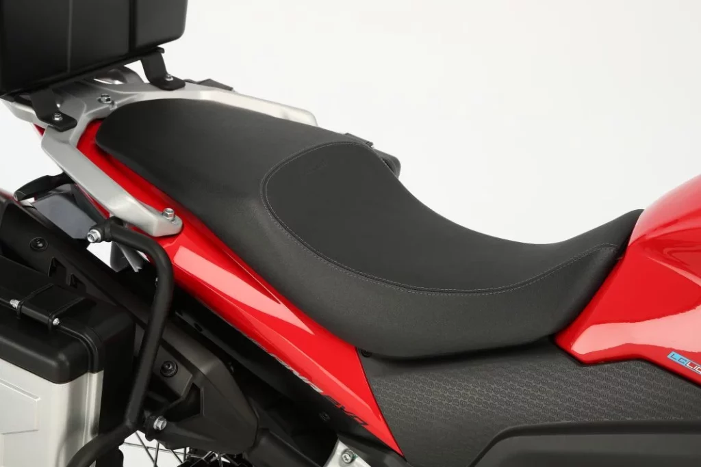 MACBOR Montana XR1 125 EVO: La adventure de 125 'Made in Spain' que tienes por 3.499 euros 2 Motor16 2025 Macbor Montana XR1 125 Evo. Imagen asiento.