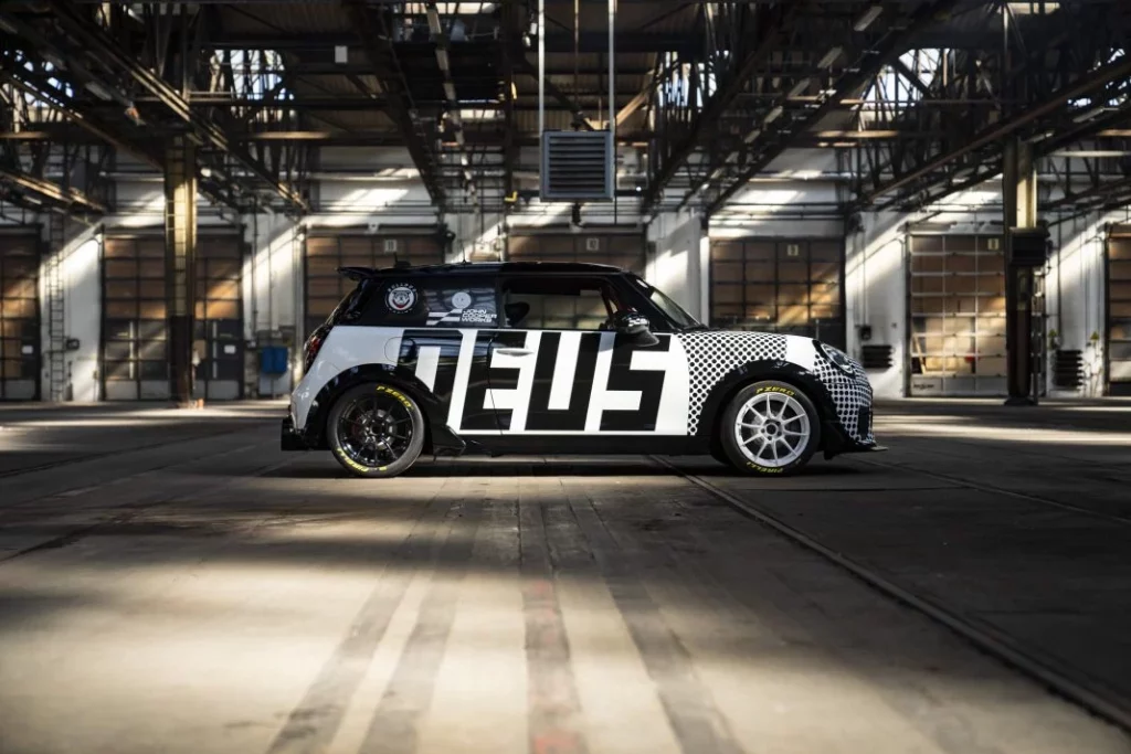 2025 Mini John Cooper Works. DEUS. 24 Horas de Nürburgring. Imagen lateral.