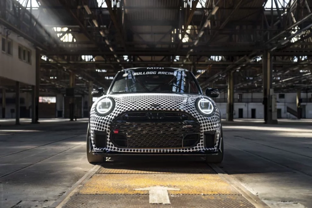 2025 Mini John Cooper Works. DEUS. 24 Horas de Nürburgring. Imagen delantera.