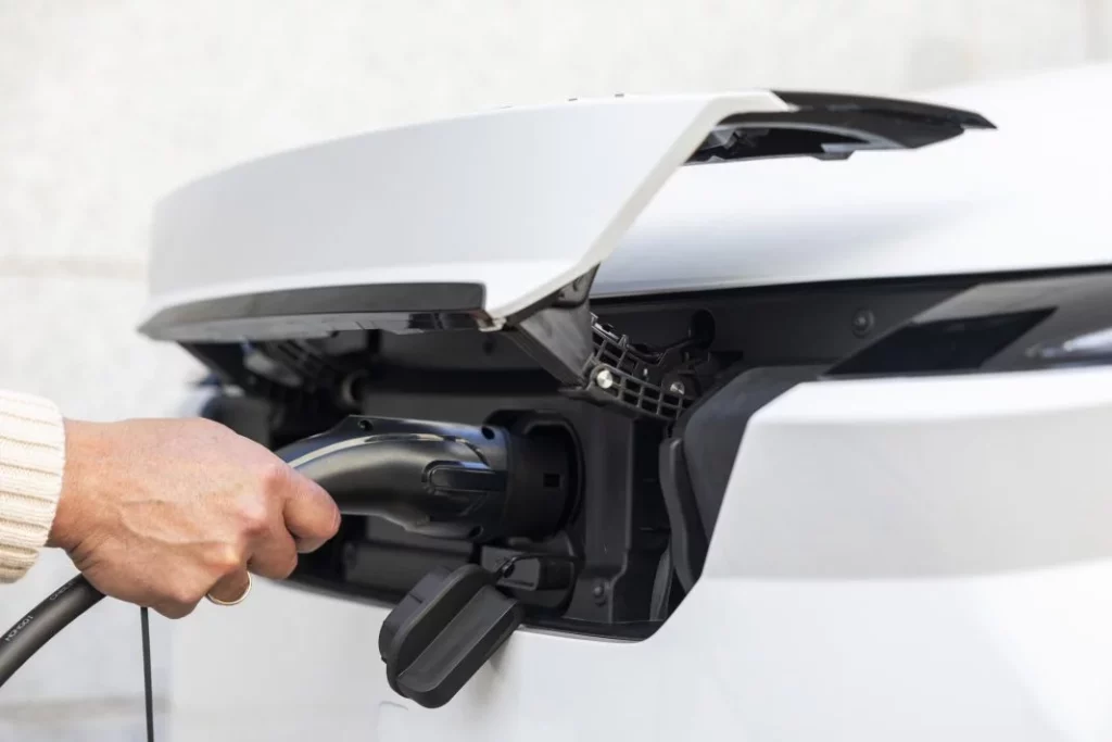 2025 Omoda 5 EV. Imagen enchufe.