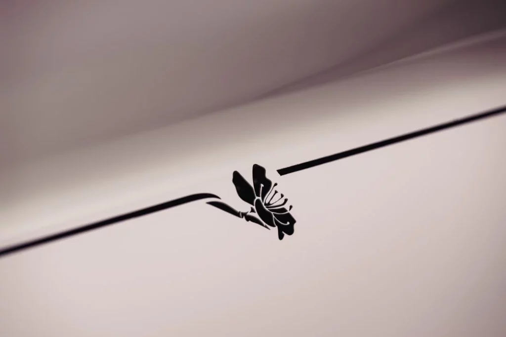 2025 Rolls-Royce Phantom Cherry Blossom. Imagen detalle exterior.