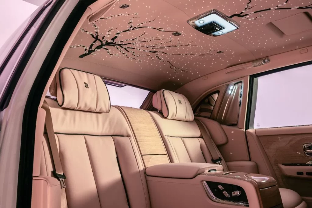 2025 Rolls-Royce Phantom Cherry Blossom. Imagen interior.