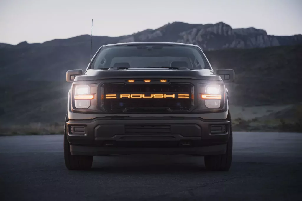 Roush ha creado un Ford F-150 capaz de tomar las curvas como un Mustang 3 Motor16 2025 Ford F-150 Nitemare. Roush. Imagen frontal.