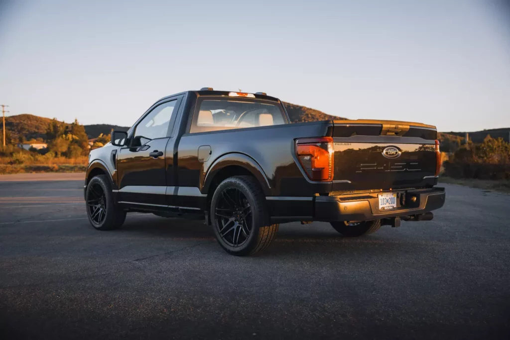 Roush ha creado un Ford F-150 capaz de tomar las curvas como un Mustang 1 Motor16 2025 Ford F-150 Nitemare. Roush. Imagen trasera.