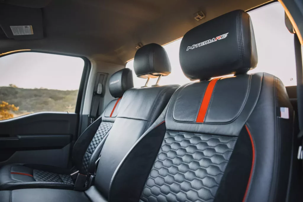 Roush ha creado un Ford F-150 capaz de tomar las curvas como un Mustang 2 Motor16 2025 Ford F-150 Nitemare. Roush. Imagen interior.