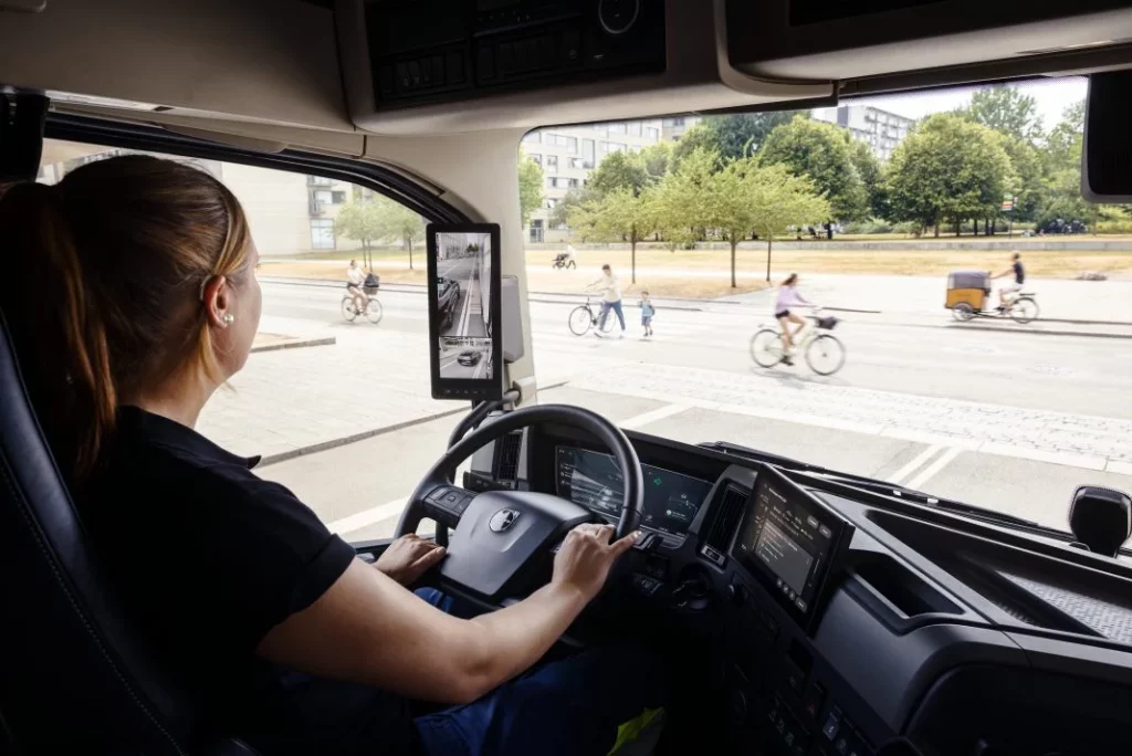 2025 Volvo Trucks. Camión con retrovisores digitales. Imagen interior.