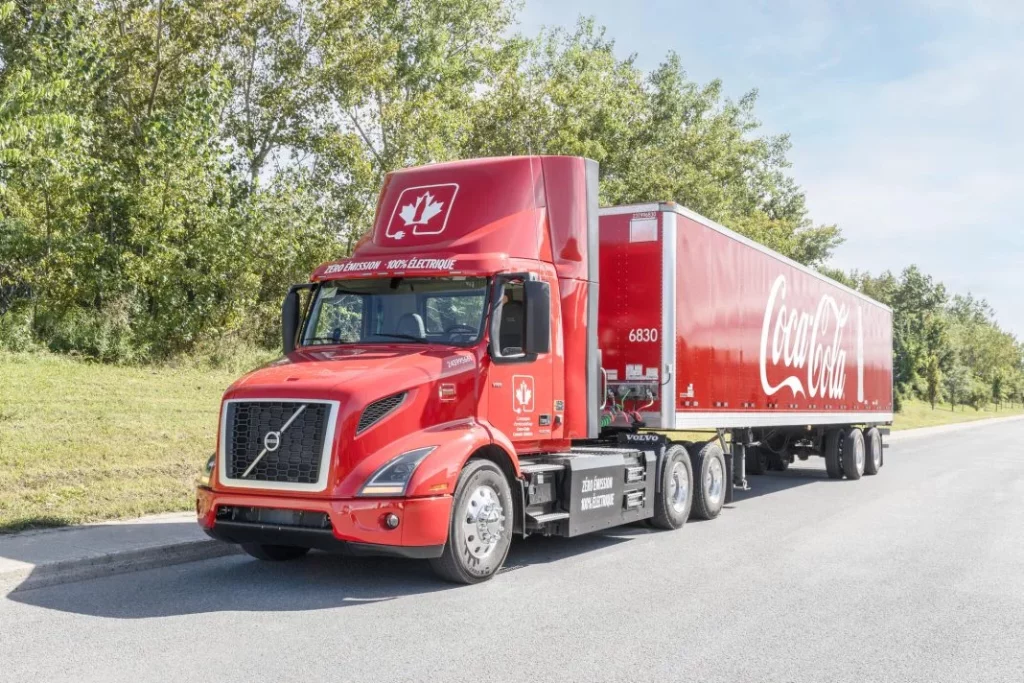 2025 Volvo Trucks. Camión eléctrico. Imagen camión de coca cola.