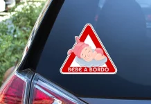 Las pegatinas prohibidas de la DGT que te van a costar una multa de 200 euros
