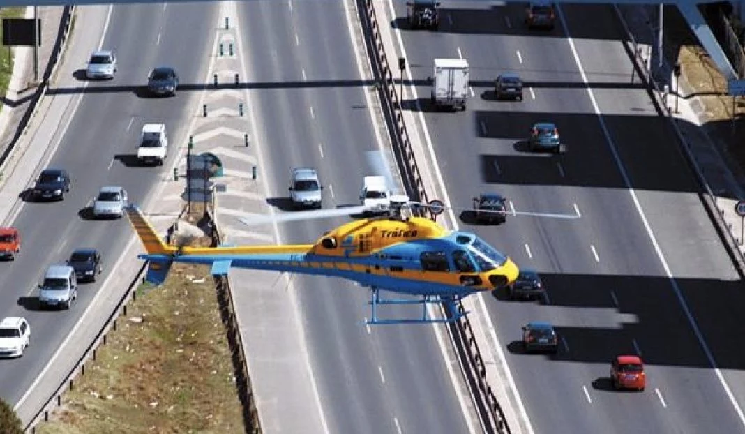 Helicóptero en las carreteras