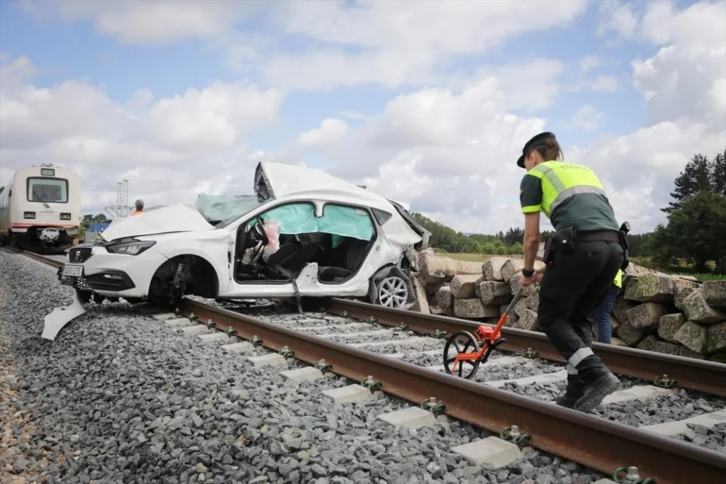 La mitad de los fallecidos en Semana Santa eran vulnerables: motoristas, peatones o ciclistas 2 Motor16 EuropaPress 5328995 guardia civil trafico frente choque tren coche paso nivel 12 julio 2023 Motor16