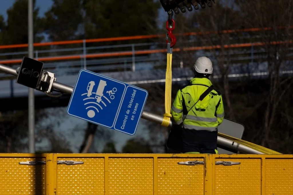 El operario de mantenimiento que se va de la lengua y destapa el truco infalible para que no te pille ningún radar de velocidad 2 Motor16 radares dgt