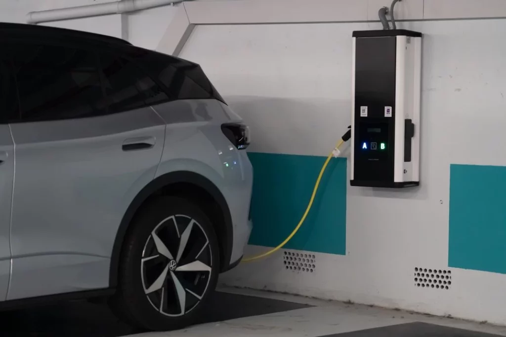 Si tienes un coche con el apellido G-Tron, G-Tec o TGI tienes un buen motivo para preocuparte 2 Motor16 Punto de recarga coche eléctrico