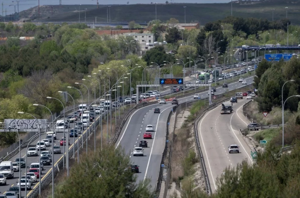 Pere Navarro, el director general de la DGT, desvela el detalle que tienen el 85% de los coches que te encuentras en un atasco: para alucinar 2 Motor16 Operación Salida Semana Santa DGT