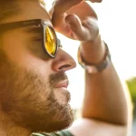 Si las gafas de sol que utilizas están en esta lista, la DGT te va a multar con 200 euros si te las pones
