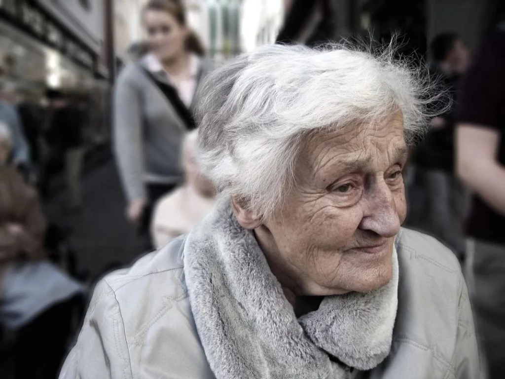 Mayor abuelita jubilada Pixabay woman 100343 1280 Motor16