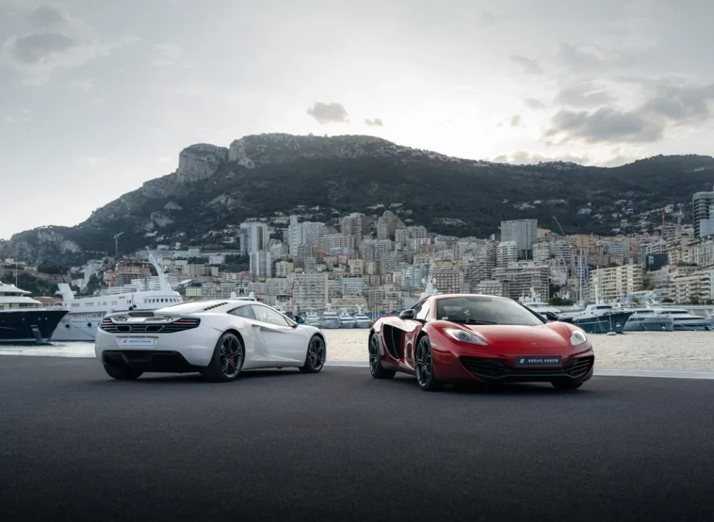 2025 McLaren MP4-12C. Hamilton y Button. Imagen.