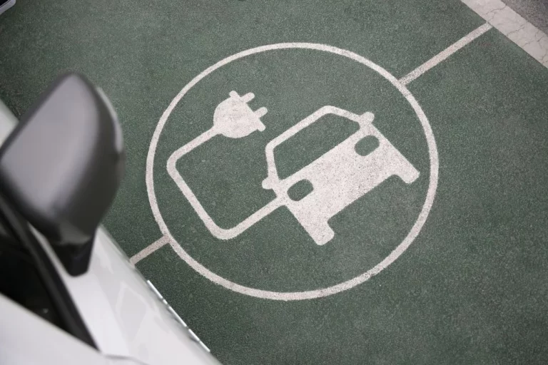 ‘Icing’: la práctica que se ha puesto de moda y que puede acabar con multa y tu coche en una grúa