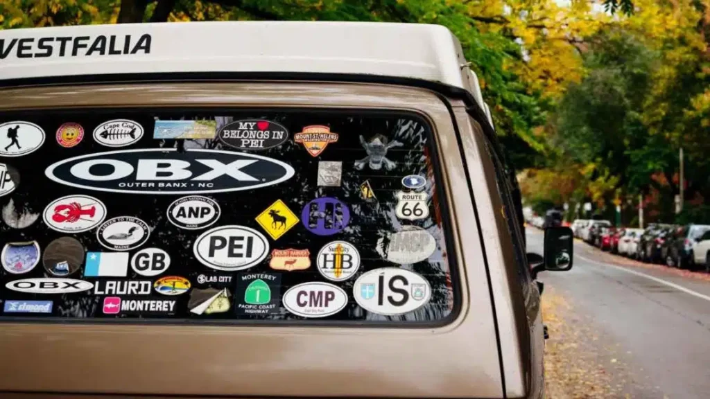 dgt multa por llevar pegatinas en el coche 1140x641 1 Motor16