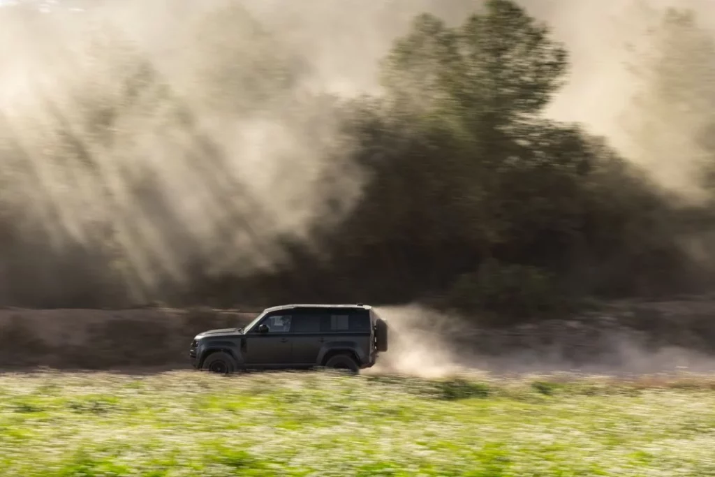 land rover Defender OCTA 2025 prueba Les Comes 45 Motor16