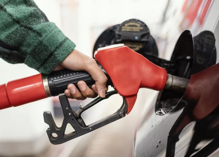 ‘A la alemana’: si echas gasolina de esta forma te ahorrarás 20 euros cada vez que llenes el coche