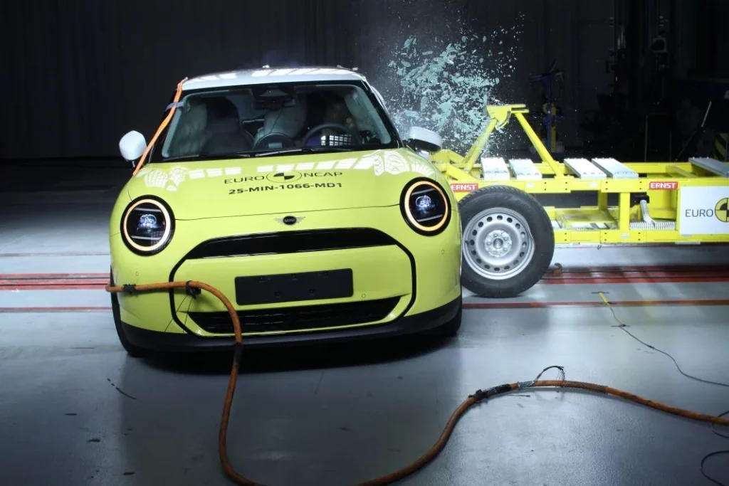 Mini Cooper E y Audi A6 e-tron en Euro Ncap