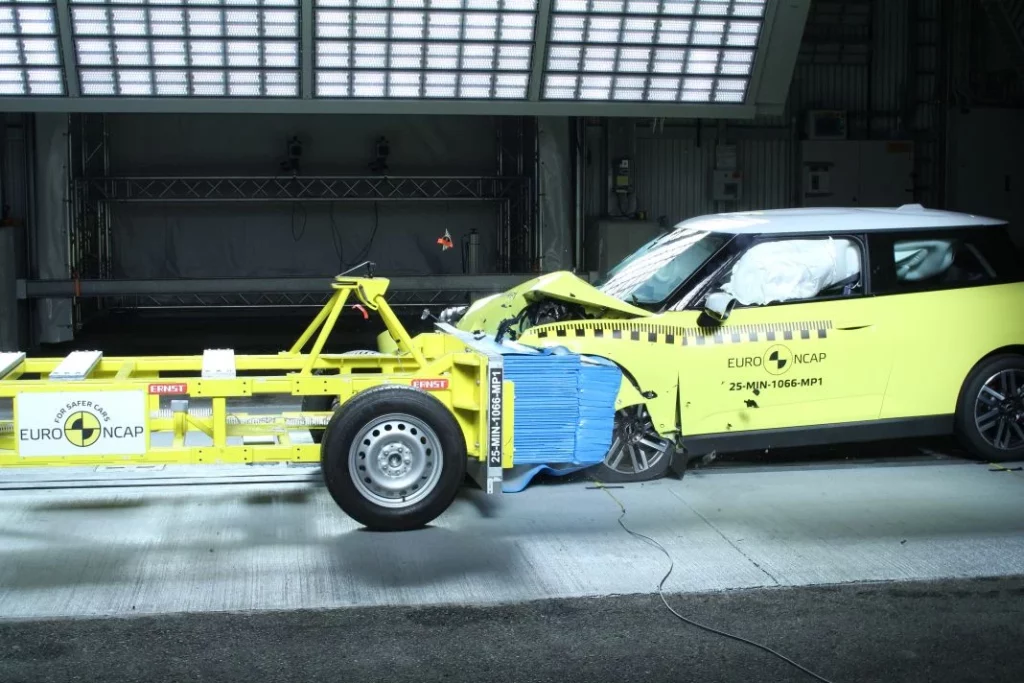 mini cooper e audi a6 e tron euro ncap 13 Motor16