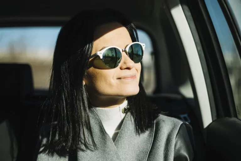 El día en que la DGT te va a multar por no llevar gafas de sol en tu coche