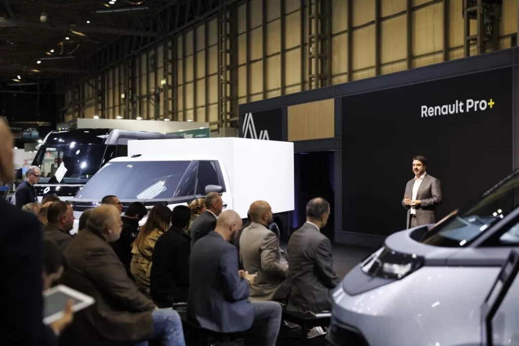 presentacion renault trafic goelette estafette 25 Motor16
