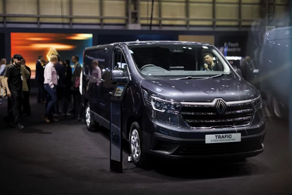 presentacion renault trafic goelette estafette 37 Motor16