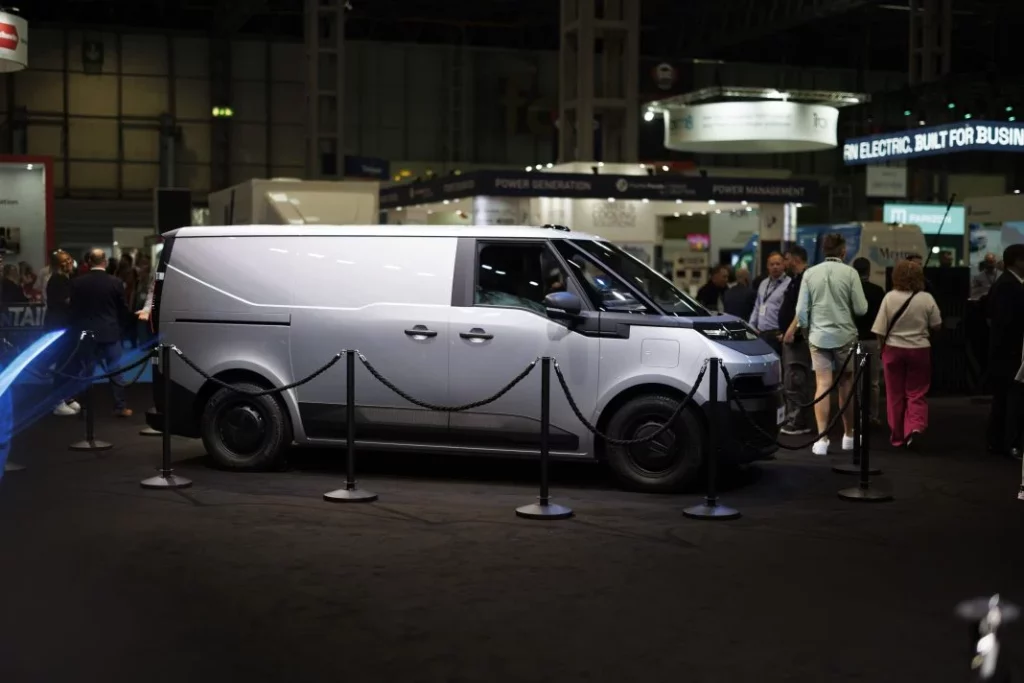 presentacion renault trafic goelette estafette 49 Motor16