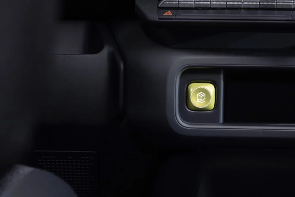 renault trafic estafette ev electric 25 Motor16