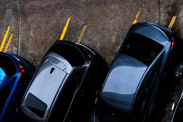 Ni en línea, ni en batería… Esta es la forma más segura de aparcar tu coche y está revolucionando muchas calles