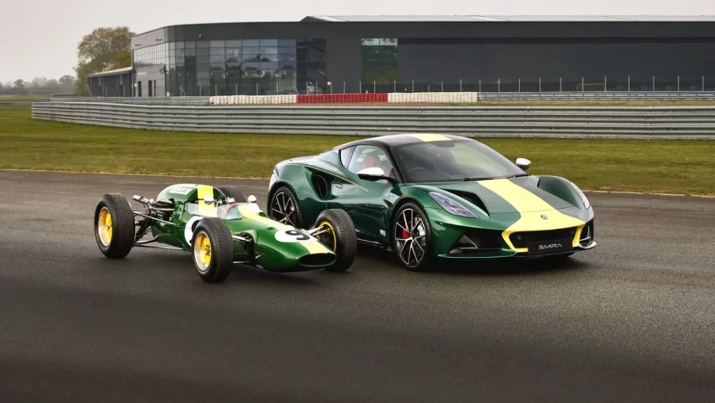 Lotus Emira Clark Edition junto a uno de los monoplazas del legendario piloto.