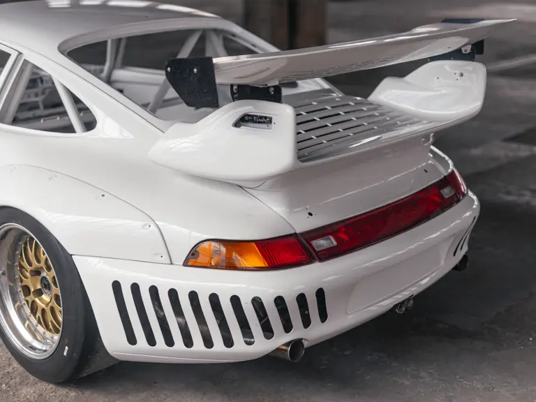 Para hacerte con este Porsche 911 GT2 R por 'solo' 700.000 euros tendrás que mancharte las manos 22 Motor16 1997 Porsche 911 GT2 R Sothebys 10 Motor16