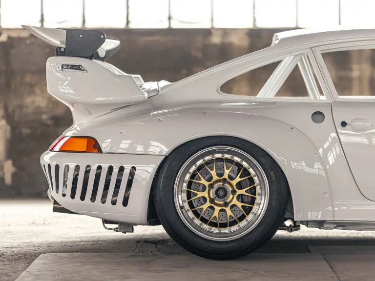 Para hacerte con este Porsche 911 GT2 R por 'solo' 700.000 euros tendrás que mancharte las manos 26 Motor16 1997 Porsche 911 GT2 R Sothebys 15 Motor16