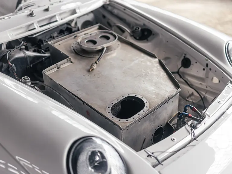 Para hacerte con este Porsche 911 GT2 R por 'solo' 700.000 euros tendrás que mancharte las manos 37 Motor16 1997 Porsche 911 GT2 R Sothebys 17 Motor16