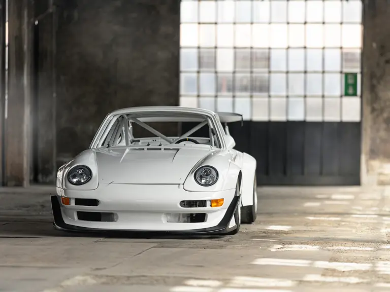 Para hacerte con este Porsche 911 GT2 R por 'solo' 700.000 euros tendrás que mancharte las manos 1 Motor16 1997 Porsche 911 GT2 R. RM Sotheby's. Imagen delantera.