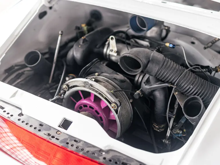 Para hacerte con este Porsche 911 GT2 R por 'solo' 700.000 euros tendrás que mancharte las manos 44 Motor16 1997 Porsche 911 GT2 R Sothebys 23 Motor16