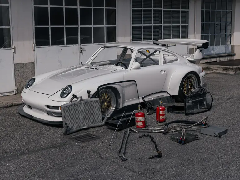 Para hacerte con este Porsche 911 GT2 R por 'solo' 700.000 euros tendrás que mancharte las manos 3 Motor16 1997 Porsche 911 GT2 R. RM Sotheby's. Imagen piezas.