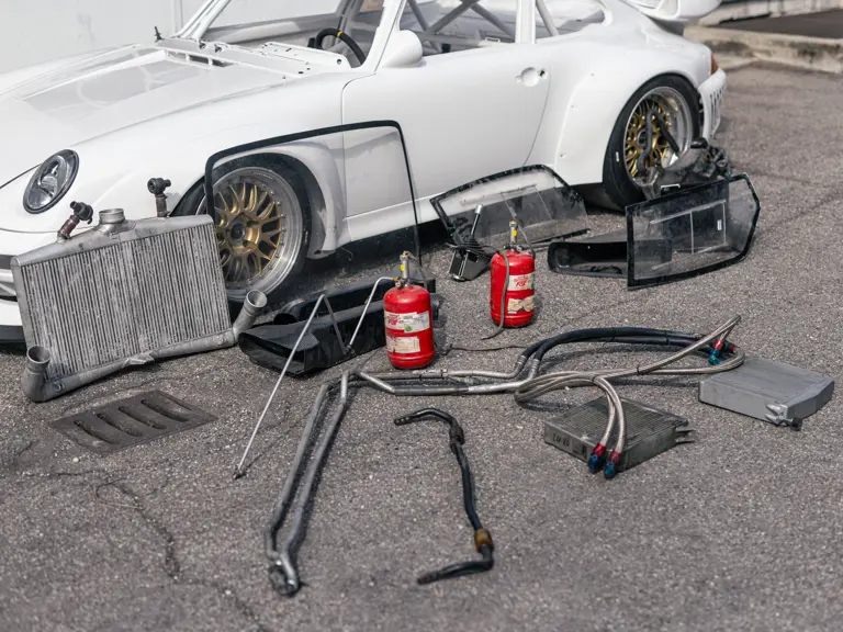 Para hacerte con este Porsche 911 GT2 R por 'solo' 700.000 euros tendrás que mancharte las manos 39 Motor16 1997 Porsche 911 GT2 R Sothebys 6 Motor16