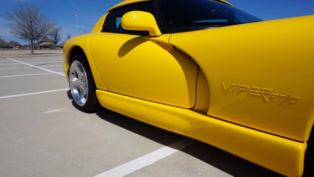 Sólo hay 178 Dodge Viper como este, que está esperando a que lo exprimas por un módico precio 13 Motor16 2000 Dodge Viper Yellow Mecum 1 Motor16