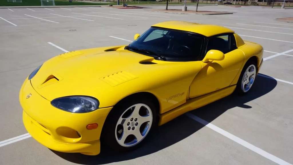 Sólo hay 178 Dodge Viper como este, que está esperando a que lo exprimas por un módico precio 3 Motor16 2000 Dodge Viper Yellow Mecum 12 Motor16