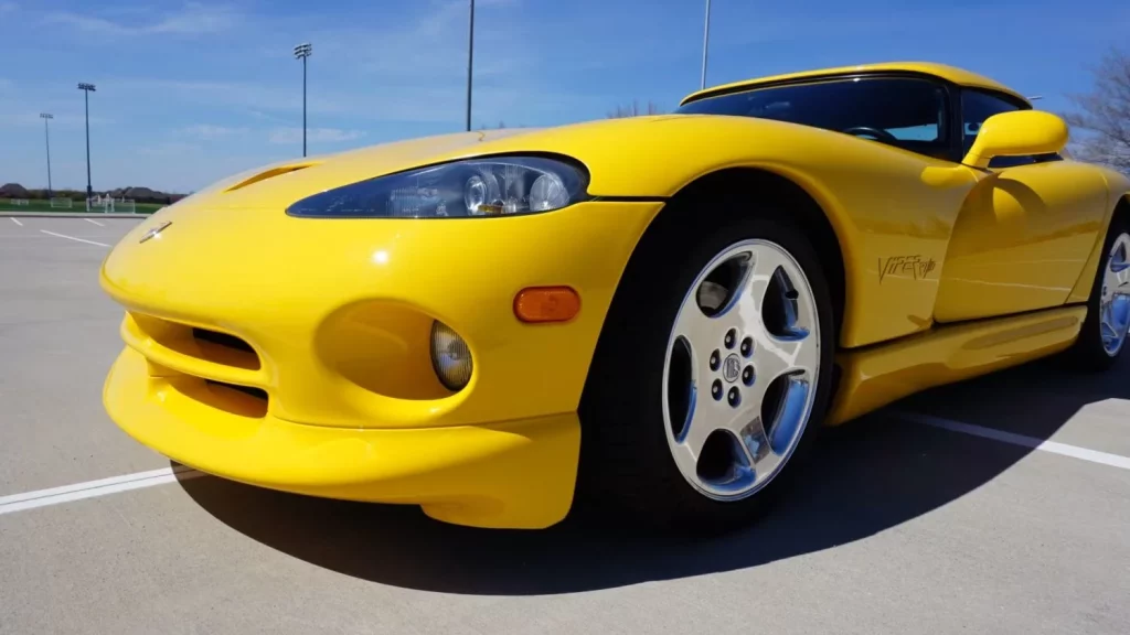 Sólo hay 178 Dodge Viper como este, que está esperando a que lo exprimas por un módico precio 10 Motor16 2000 Dodge Viper Yellow Mecum 13 Motor16