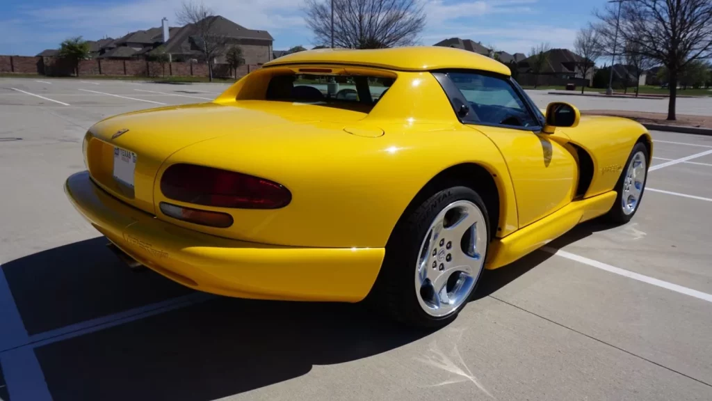 Sólo hay 178 Dodge Viper como este, que está esperando a que lo exprimas por un módico precio 7 Motor16 2000 Dodge Viper Yellow Mecum 14 Motor16