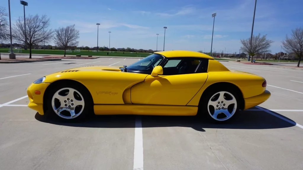Sólo hay 178 Dodge Viper como este, que está esperando a que lo exprimas por un módico precio 5 Motor16 2000 Dodge Viper Yellow Mecum 15 Motor16