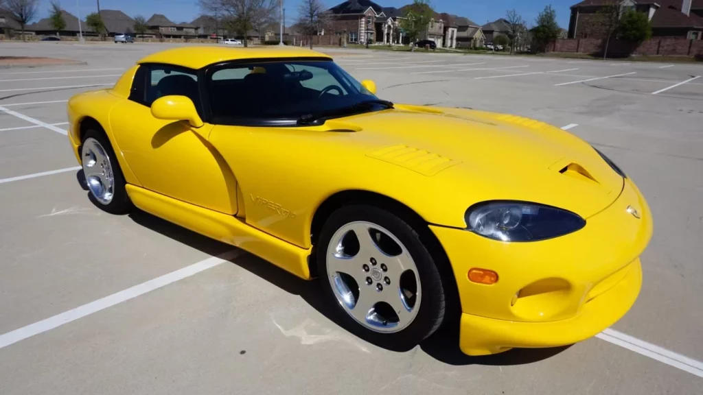 Sólo hay 178 Dodge Viper como este, que está esperando a que lo exprimas por un módico precio 4 Motor16 2000 Dodge Viper Yellow Mecum 16 Motor16